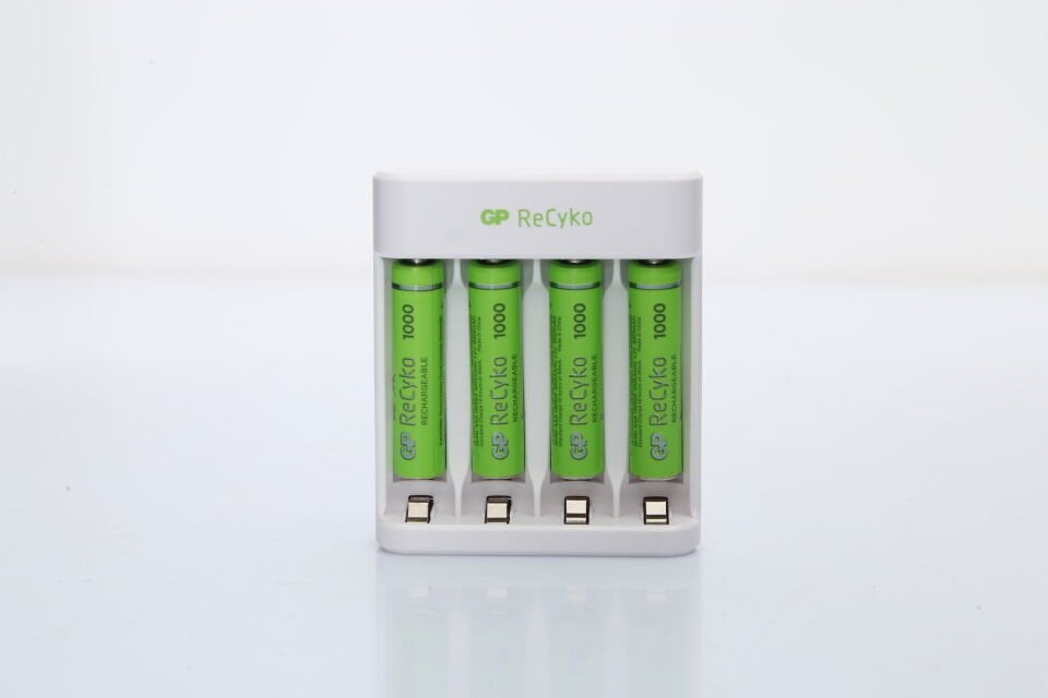Gp E411 Usb Şarj Cihaz + 4 Adet Aaa 950 Mah Şarjlı İnce Kalem Pil